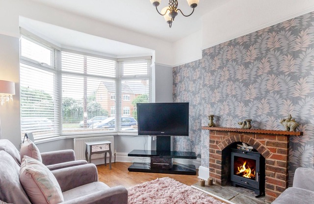 SEAVIEW COTTAGE, pet friendly, country holiday cottage in Withernsea