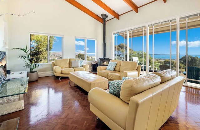 Seaview House - 6 Seaview Crescent Normanville: 3 BR, 1.5 BA House in Normanville, Sleeps 6