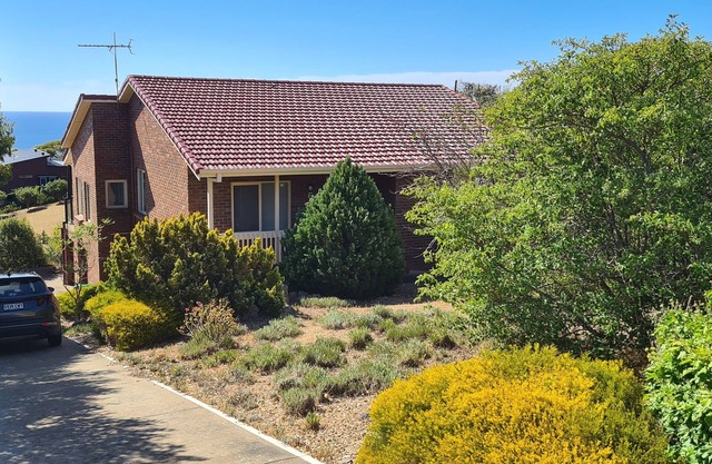 Seaview House - Ocean views, Sleeps 6 indoor/outdoor dining Normanville
