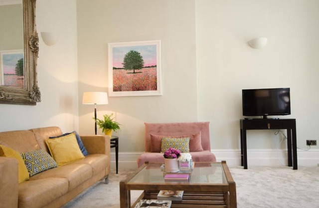 Seaview Mansion Apartment - Central Hove with PARKING