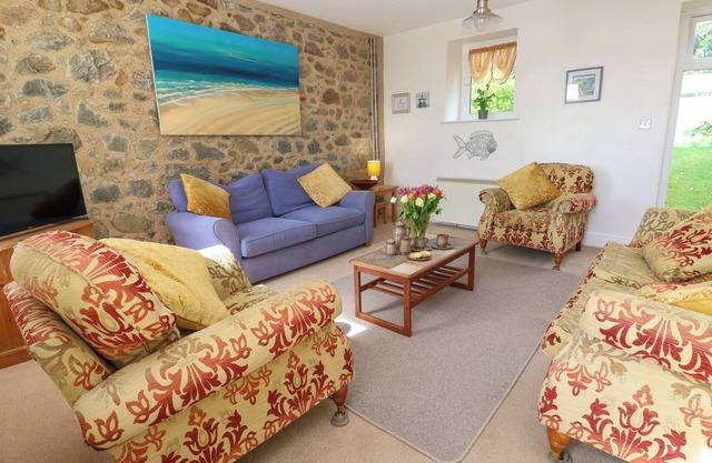SEAVIEW, pet friendly, country holiday cottage in Coverack