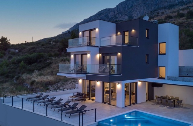 Seaview Villa Marila with a private heated pool with hydromassage, 3 en-suite bedrooms (6+2 people), 1km from the beach