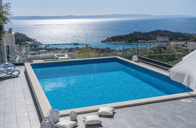 Seaview villa Lea 5-bedroom villa with heated pool and amazing views of the city and sea