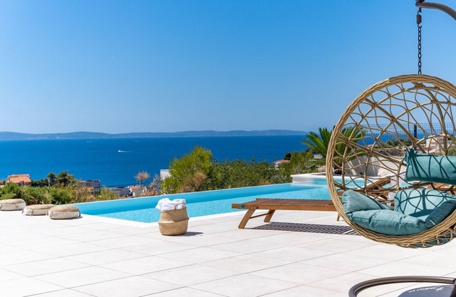 Seaview Villa Nocturno with 4 en-suite bedrooms, private heated 35smq infinity pool with hydromassage and Jacuzzi