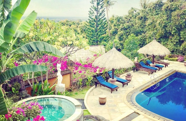 Seaview Villas in Tropical Garden with Staff and Car! Group bookings possible!