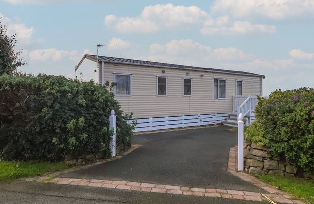 SEAVIEWS, pet friendly, country holiday cottage in Nefyn