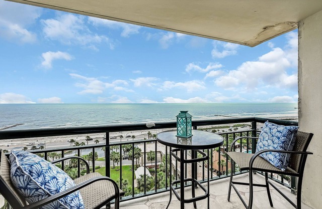 Seawall Perch ~ Luxurious Resort Life Beach Getaway 1bd/1.5bath