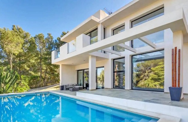 Seawiew 3-Bed Villa in Badia de Palma for families