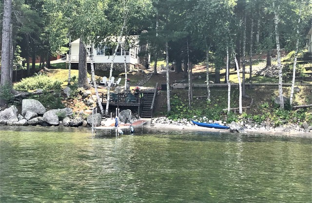 Sebago Lake. charming 2 bedroom WATERFRONT cottage. Dock, mooring, & SUNSETS