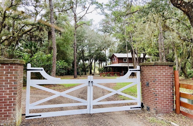 Sebring Florida Best Kept Secret "Cracker Hammock Log Cabin"