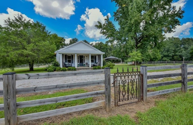 Secluded 10 acre estate 10 miles from UA w/4BR