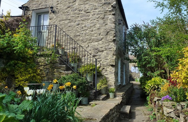 Secluded 18c Cottage In Yorkshire Dales National Park In Pretty Walled Garden
