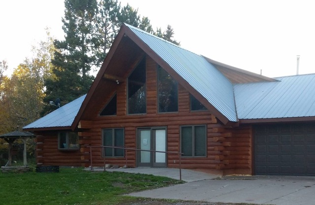 Secluded 3 bedroom Log Lodge Home w/trails & Private Lake and Pond