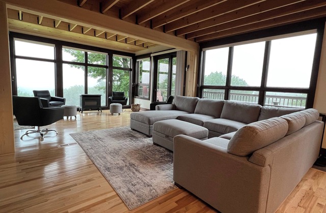 Secluded 4BR house on 200 acres, stunning mountain and valley views, WiFi & AC