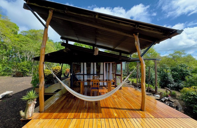 Secluded cabin, amazing views, middle of nature