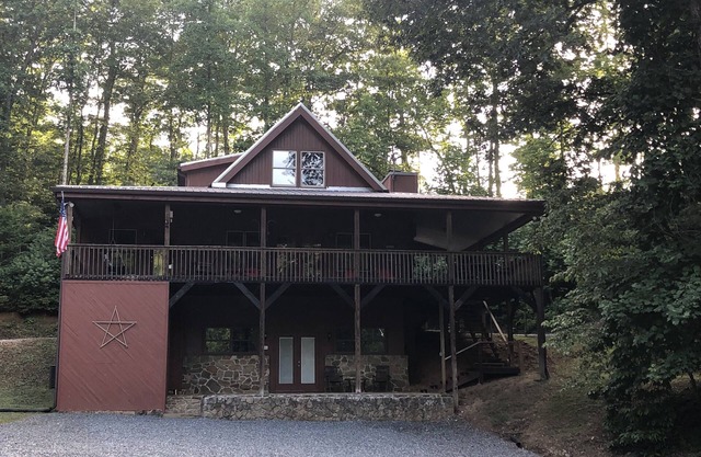 Secluded Cabin, Easy Access, Covered Parking, Small Creek, Whole-Home Backup PWR