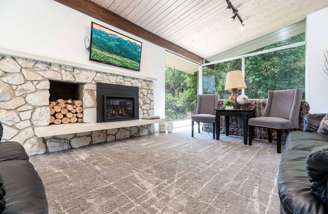 Secluded cabin near Little Cottonwood Canyon, minutes from mountains and trails.