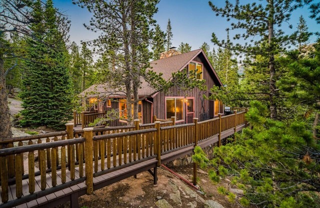 Secluded cabin on 10 acres. Brook, wildlife, views