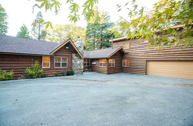 Secluded cabin on 20 beautiful, wooded acres. Hot tub, 3 fireplaces, pool table.