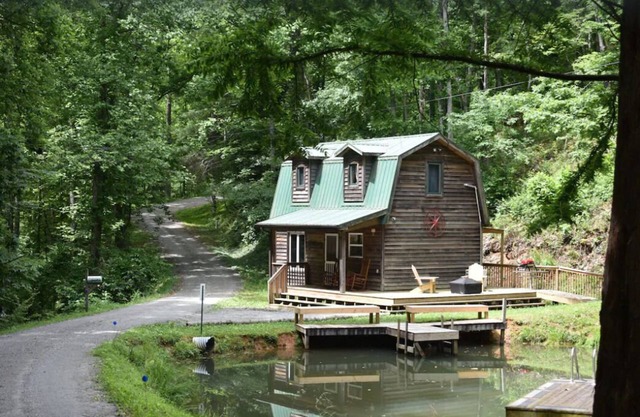 Secluded cabin perfect getaway for couples or ideal for small families!
