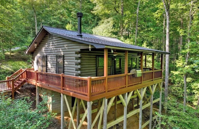 Secluded Cabin Retreat Surrounded by Gorgeous Fall Foliage w/Hot Tub +Fire Pit