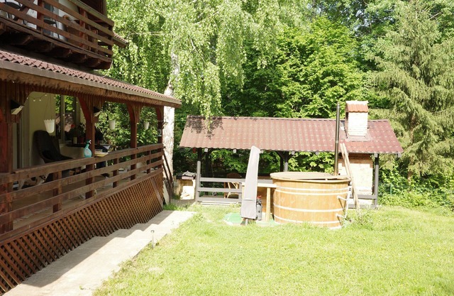 Secluded Cabin Retreat: Hot Tub, Nature, and Tranquility in the Woods"