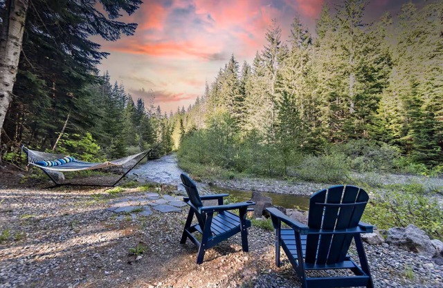 Secluded Cabin w/Hot Tub & Sauna in Snoqualmie