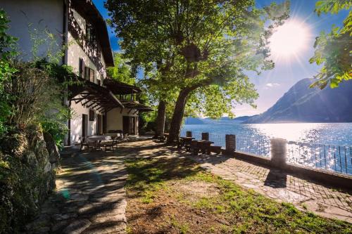 Secluded Cottage front Lake with BOAT