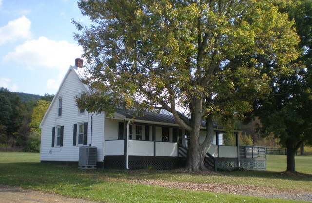 Secluded Cottage on 10 Acres. Close to Shen. Natl. Park and Luray Caverns
