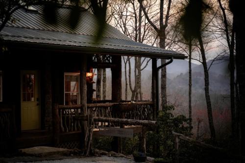 Secluded Delight: Unplug and Reconnect in a Special House in Lake Toxaway's Woods