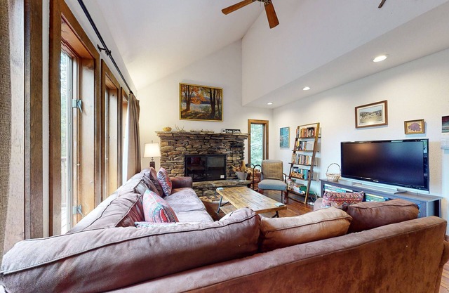 Secluded dog-friendly home amongst the trees with sauna, Wii, & 2 scenic decks