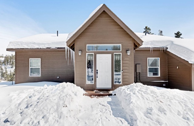 Secluded, dog-friendly home w/ mountain views, a private deck, & hot tub!