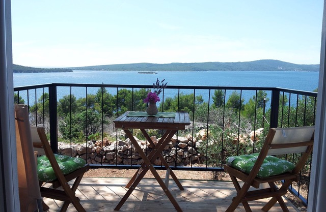Secluded family friendly house Milna, Brač (K-12229)