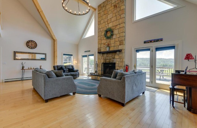 Secluded Family Getaway Near Stowe Deck and Hot Tub