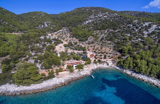 Secluded fisherman's cottage Cove Golubinka, Hvar (K-14344)