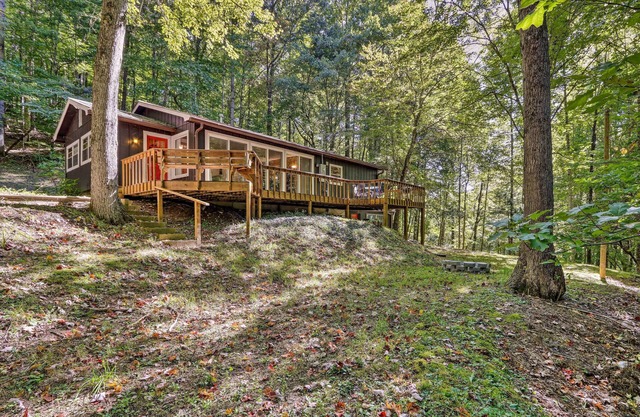 Secluded Franklin Cabin w/Furnished Deck!