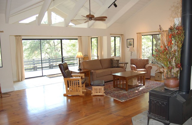 Secluded getaway in the Oaks and Pines with meandering Deer