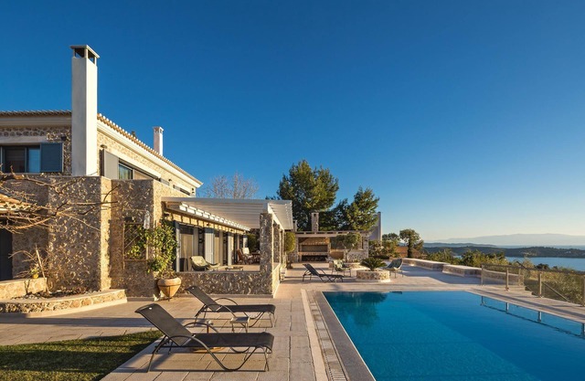 Secluded, Gorgeous villa with private pool and tennis court