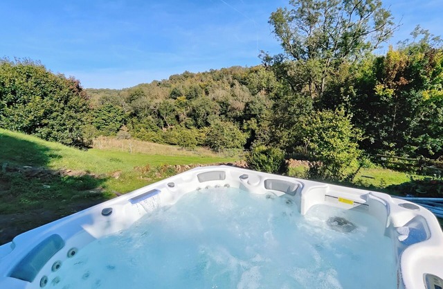 Secluded holiday cottage in the heart of the Cotswolds with private hot tub.