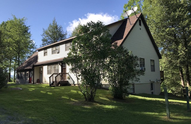 Secluded Home - Close to Skiing, Horse Show, Hiking, Dining/Shopping