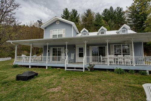 Secluded Lakefront Cabin with Private Dock on Lake Nantahala, Topton, North Carolina
