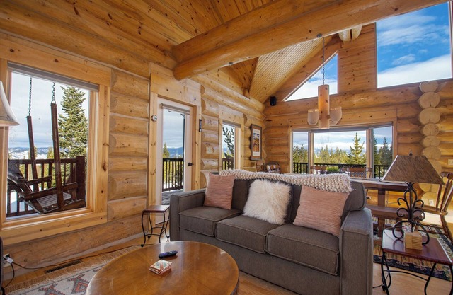 Secluded Log Cabin on 40 Acres pet friendly & hot tub