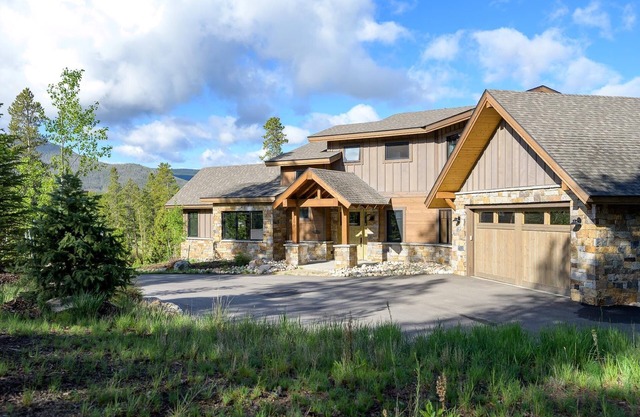Secluded Luxury at Pole Creek Lodge | No Neighbors in Sight | Relax Under The Stars