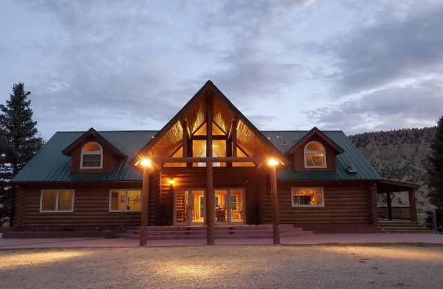 Secluded luxury lodge that sleeps 34 in beds