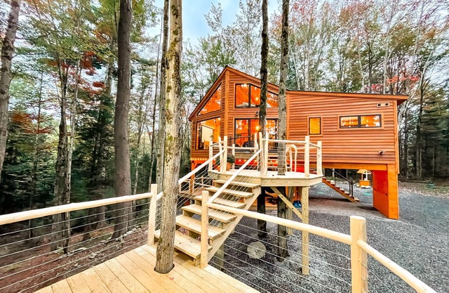 Secluded Luxury Treehouse - Hot Tub & Projector