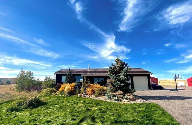 Secluded Luxury Ski Cabin-Cozy Pocatello Getaway