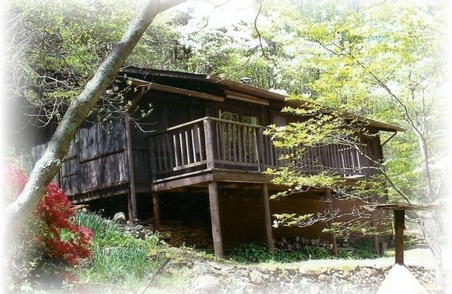 Secluded Mountain Cabin, Lakefront, Hiking, Fishing, Relaxing
