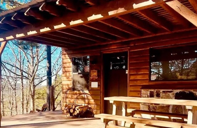 Secluded mountain top cabin with amazing views and hot tub!