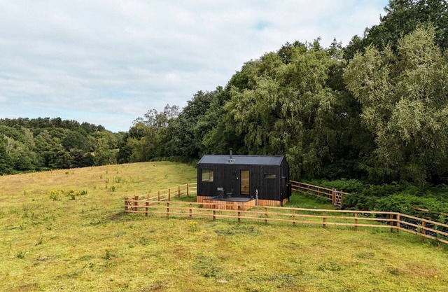 Secluded Off-Grid Woodland Hideaway with Scenic Trails