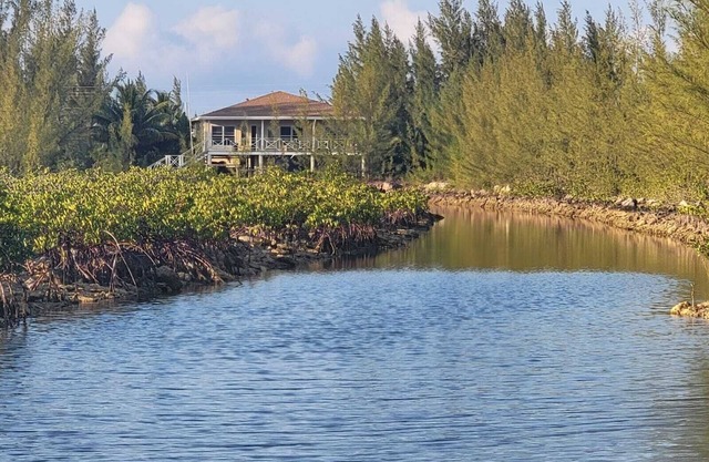 Secluded, private waterfront 4BR house in Bimini. Includes golf cart, kayak, and stunning views